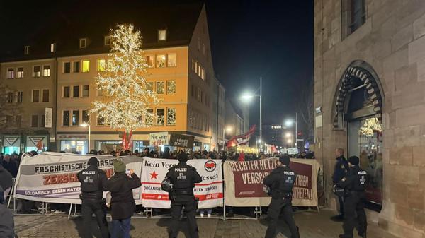 Die Polizei sorgte für eine Trennung der unterschiedlich ausgerichteten Gruppierungen, um eine Eskalation zu verhindern, wirkte dabei aber immer wieder überfordert.