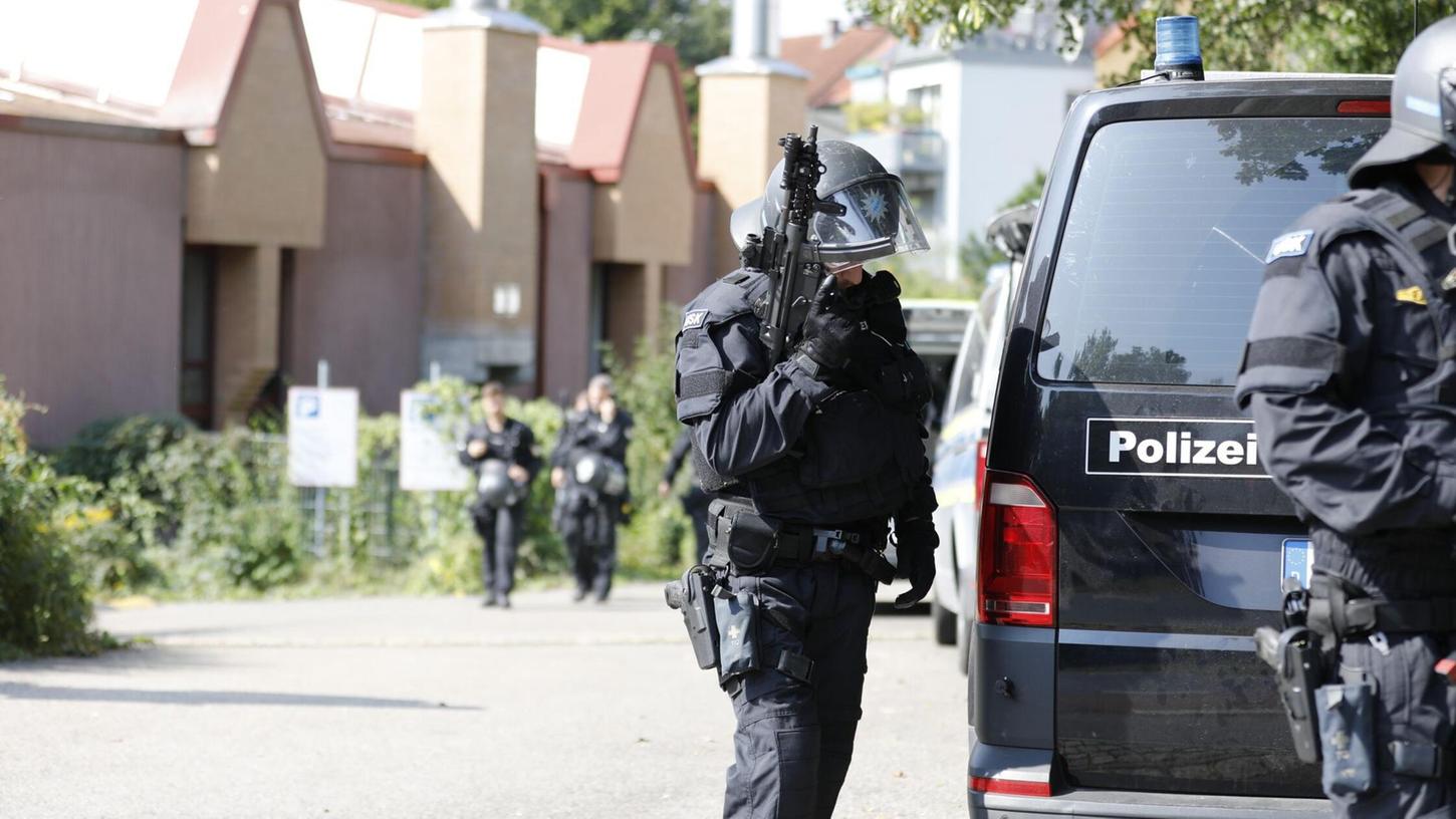 Spezialkräfte bei einem Einsatz an der Technischen Hochschule in Nürnberg. (zu dpa: "Ermittlungen zu möglichem Angriff an Hochschule eingestellt") Spezialkräfte bei einem Einsatz an der Technischen Hochschule in Nürnberg. (zu dpa: "Ermittlungen zu möglichem Angriff an Hochschule eingestellt")