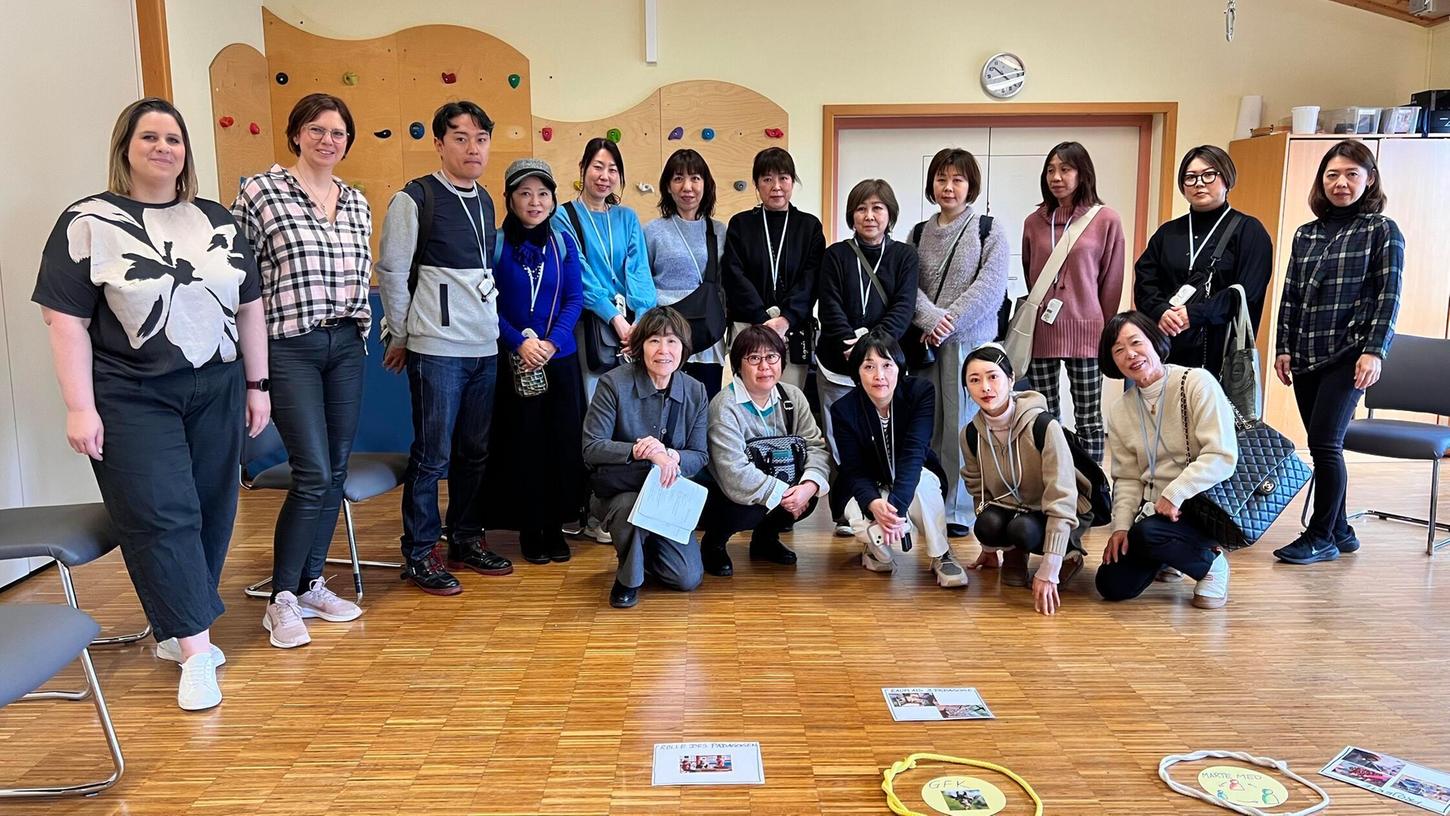 Kinderhausleiterin Claudia Cwikla (2.v.l.) und ihre Stellvertreterin Kathrin Steinbach (l.) erläutern den Gästen aus Japan die Reggio-Pädagogik. Kinderhausleiterin Claudia Cwikla (2.v.l.) und ihre Stellvertreterin Kathrin Steinbach (l.) erläutern den Gästen aus Japan die Reggio-Pädagogik.