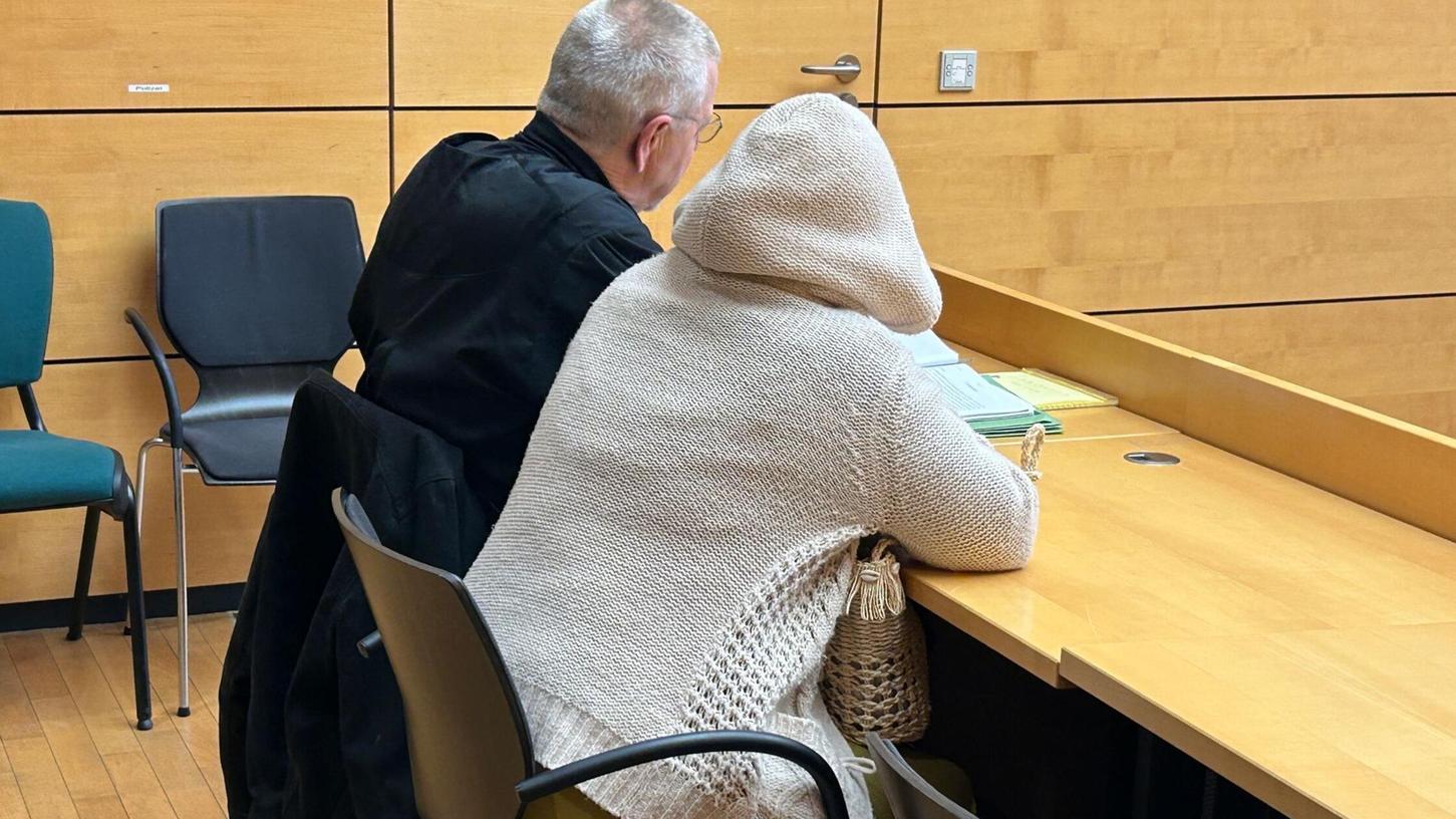 Eine der beiden Angeklagten (r) sitzt mit ihrem Verteidiger Klaus Spiegel im Gerichtssaal. Die Frau und ein Mann sollen im Januar 2021 geholfen haben, Plakate über den Gleisen einer Bahnstrecke aufzustellen. Ein ICE durchfuhr deswegen eine Plane. Eine der beiden Angeklagten (r) sitzt mit ihrem Verteidiger Klaus Spiegel im Gerichtssaal. Die Frau und ein Mann sollen im Januar 2021 geholfen haben, Plakate über den Gleisen einer Bahnstrecke aufzustellen. Ein ICE durchfuhr deswegen eine Plane.