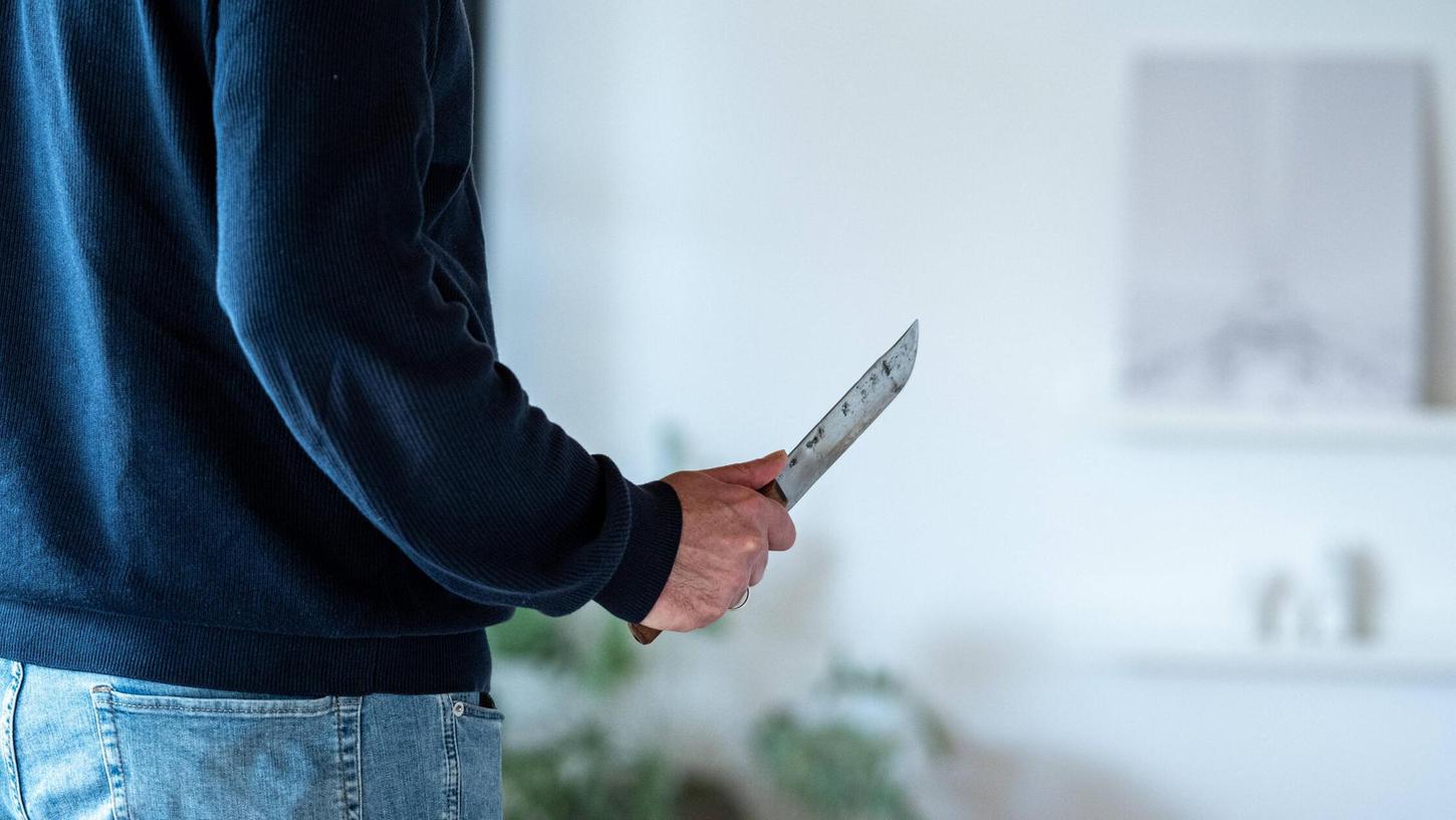 Beamte der Polizei Hersbruck wurden in Pommelsbrunn mit einem Messer bedroht (Symbolbild). Beamte der Polizei Hersbruck wurden in Pommelsbrunn mit einem Messer bedroht (Symbolbild).