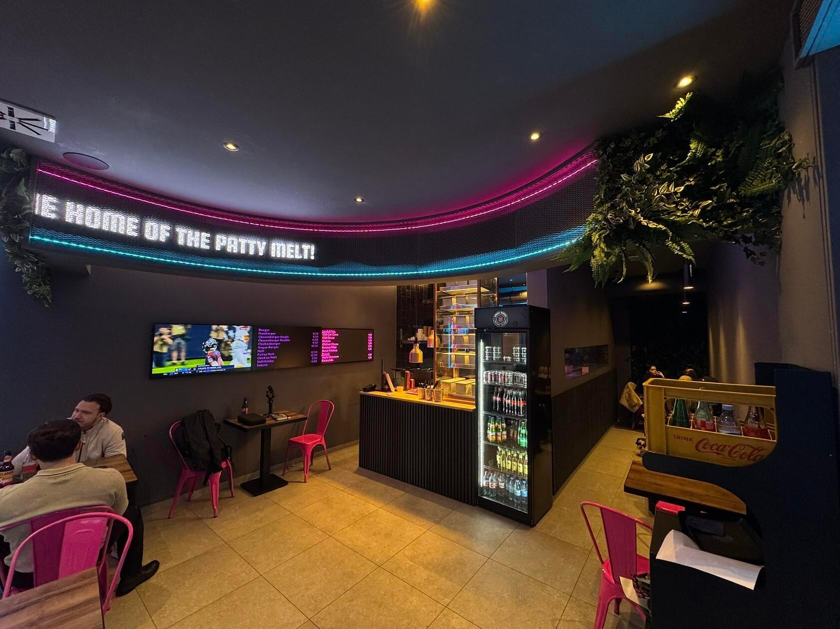 Die LED-Banderole direkt über der Kasse sticht sofort ins Auge.