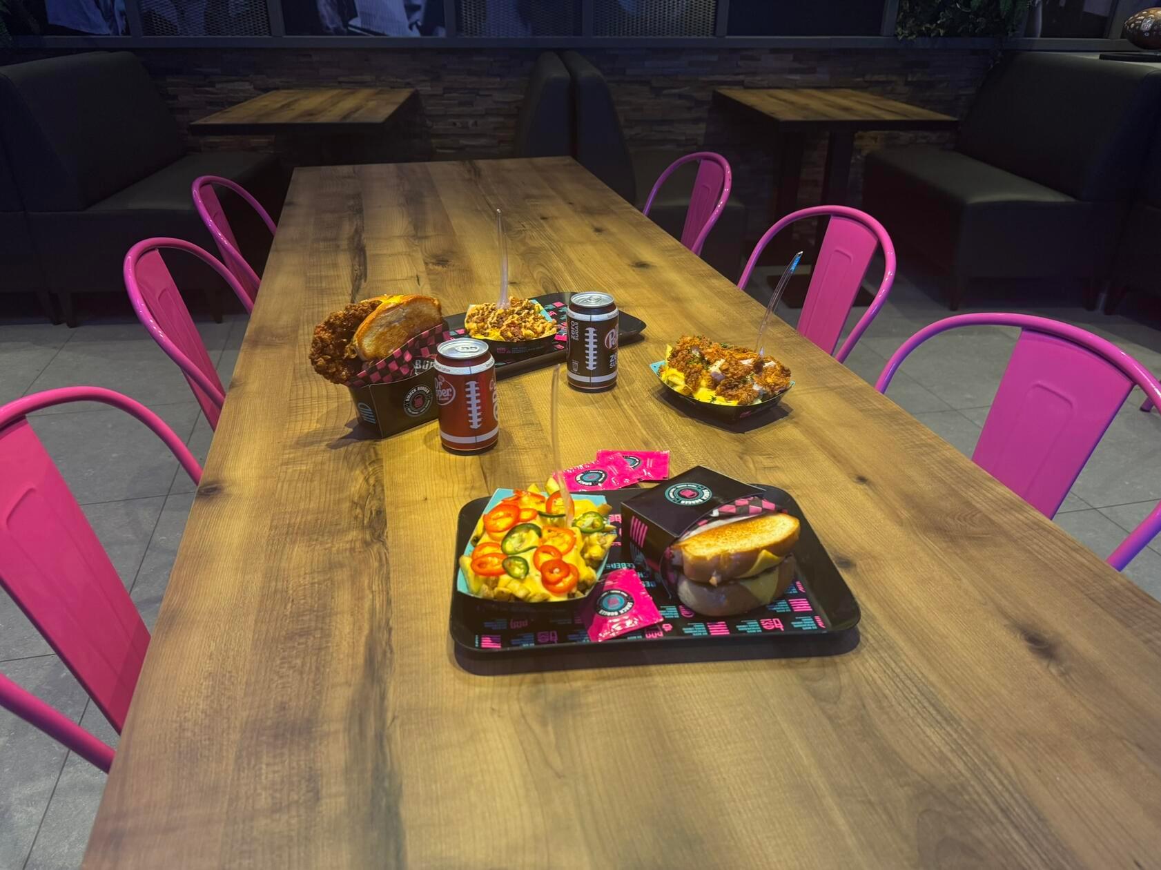 Natürlich gibt es hier auch Dr. Pepper zu den Burgern.