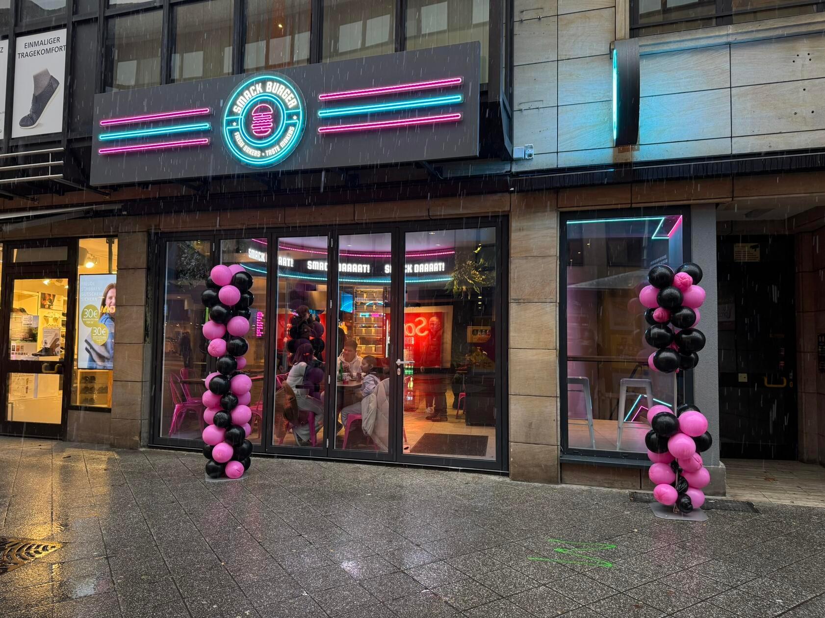 Wären da nicht die blau-pinken LEDs, wäre Smack Burger doch recht unscheinbar.