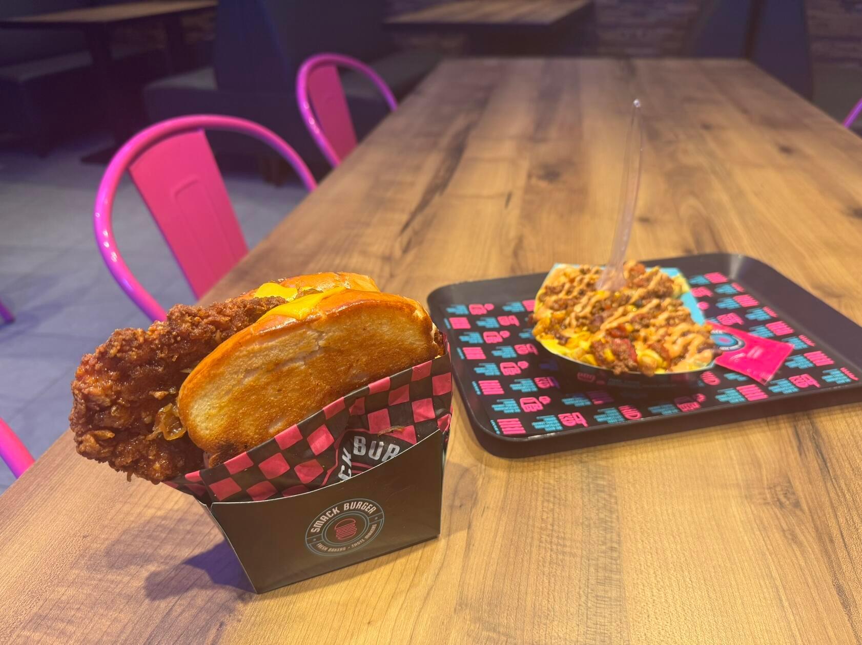 Denn Melt gibt es auch mit Hühnchen (12,50 Euro) und die Loaded Fries mit Chili con Carne für 9,90 Euro.