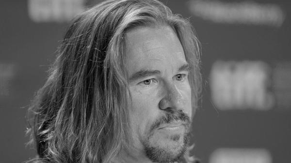 US-Schauspieler Val Kilmer ist am 1. April verstorben. Er war einst Spitzenverdiener in Hollywood, spielte unter anderem bei "Top Gun" oder "Batman Forever" mit. Nach einer Krebserkrankung erlag er schließlich im Alter von 65 Jahren einer Lungenentzündung.