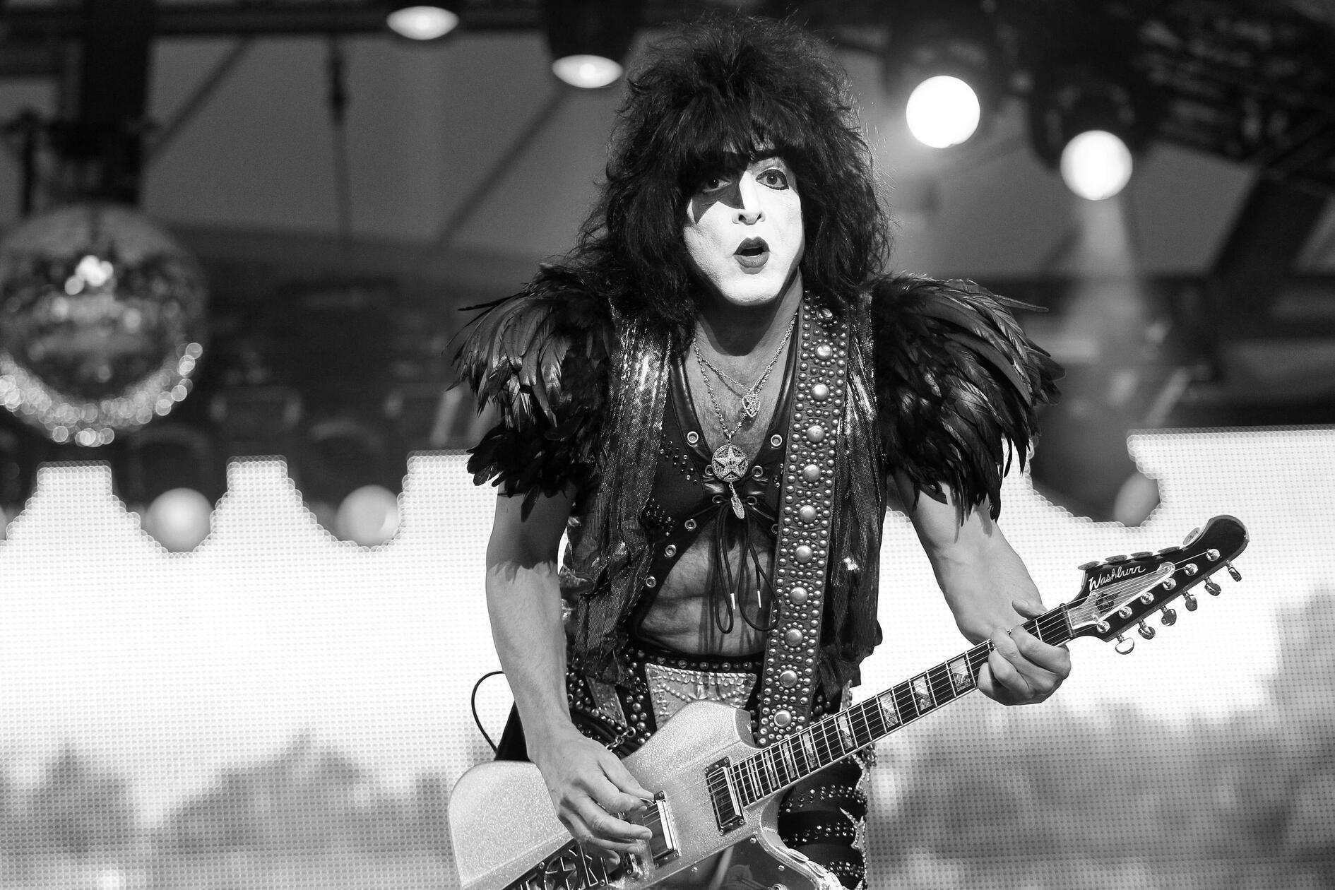 Der amerikanische Sänger, Gitarrist und ehemaliges Gründungsmitglied der Kultband KISS, Ace The Spaceman Frehley ist am 16. Oktober 2025 im Alter von 74 Jahren verstorben. Zuletzt hatten Ace Frehley anhaltende gesundheitliche Probleme zur Absage seiner Solotournee gezwungen. Infolge eines Sturzes soll der Musiker eine Hirnblutung erlitten haben, wie TMZ berichtete.