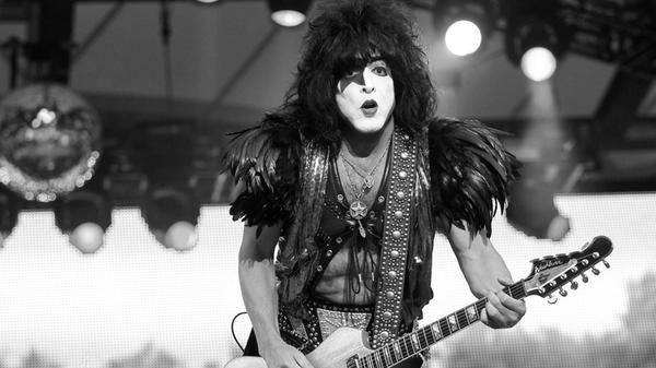 Der amerikanische Sänger, Gitarrist und ehemaliges Gründungsmitglied der Kultband KISS, Ace The Spaceman Frehley ist am 16. Oktober 2025 im Alter von 74 Jahren verstorben. Zuletzt hatten Ace Frehley anhaltende gesundheitliche Probleme zur Absage seiner Solotournee gezwungen. Infolge eines Sturzes soll der Musiker eine Hirnblutung erlitten haben, wie TMZ berichtete.