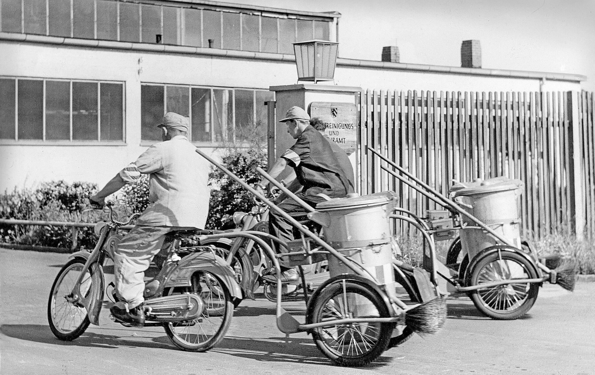 Vier „Papierjäger“ standen 1955 im Dienst des städtischen Reinigungsamtes. Diese waren mit lindgrün gestrichenen Mopeds und Anhängern mit Mülltonne, Besen und Schaufel als eine schnelle Eingreiftruppe unterwegs, um sogenannten „Windecken“ Herr zu werden - Arealen, in denen, den zahlreichen Nürnberger Straßenkehrern zum Trotz, immer wieder Papierfetzen aus Hinterhöfen und Ruinengrundstücken auf die Fahrbahn wehten. Von morgens um sieben bis nachmittags um vier waren sie im Dienst der Sauberkeit unterwegs und betreuten mehrere hundert Kilometer Straßen im Nürnberger Stadtgebiet, wobei jeder seinen eigenen Bezirk überwachte.