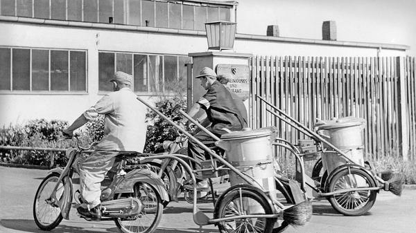 Vier „Papierjäger“ standen 1955 im Dienst des städtischen Reinigungsamtes. Diese waren mit lindgrün gestrichenen Mopeds und Anhängern mit Mülltonne, Besen und Schaufel als eine schnelle Eingreiftruppe unterwegs, um sogenannten „Windecken“ Herr zu werden - Arealen, in denen, den zahlreichen Nürnberger Straßenkehrern zum Trotz, immer wieder Papierfetzen aus Hinterhöfen und Ruinengrundstücken auf die Fahrbahn wehten. Von morgens um sieben bis nachmittags um vier waren sie im Dienst der Sauberkeit unterwegs und betreuten mehrere hundert Kilometer Straßen im Nürnberger Stadtgebiet, wobei jeder seinen eigenen Bezirk überwachte.