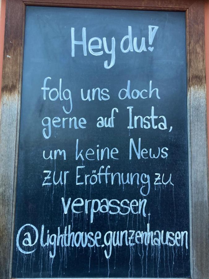 Außen am Restaurant verweist ein Schild auf den Instagram-Account des "Lighthouse", auf dem die Verantwortlichen unter anderem ihre Umbau-Fortschritte zeigen. Außen am Restaurant verweist ein Schild auf den Instagram-Account des "Lighthouse", auf dem die Verantwortlichen unter anderem ihre Umbau-Fortschritte zeigen.