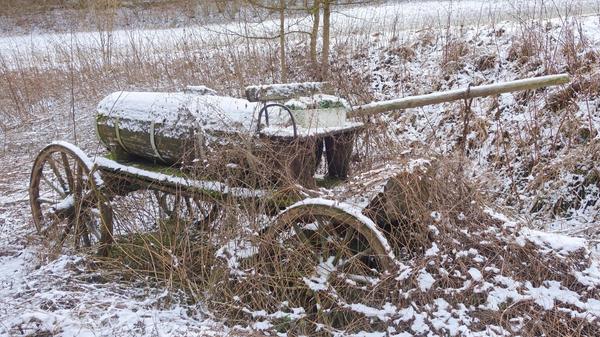 Einsam und verlassen steht dieses landwirtschaftliche Gefährt in der winterlichen Landschaft zwischen Hirschbach und Vorra.