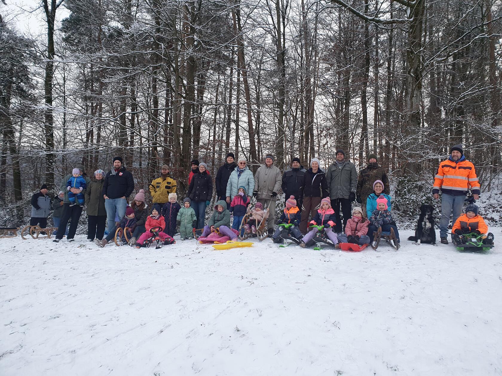Jung und Alt trafen sich zum gemeinsamen Schlittenfahren in Egensbach. "Wie in alten Zeiten", schreibt Richard Moosburger dazu.