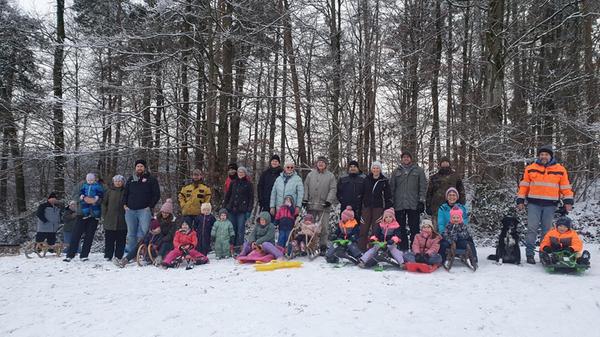 Jung und Alt trafen sich zum gemeinsamen Schlittenfahren in Egensbach. "Wie in alten Zeiten", schreibt Richard Moosburger dazu.