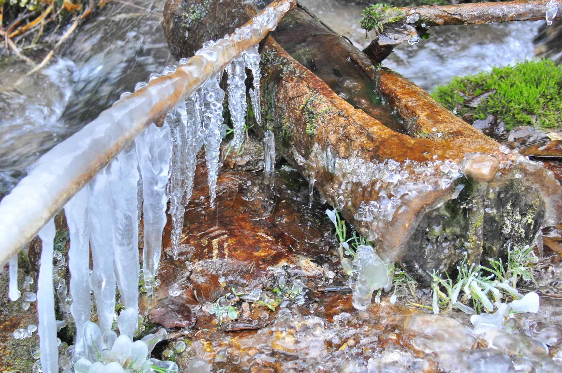 Wasser- und Eisspiele bei der Griesmühle.
