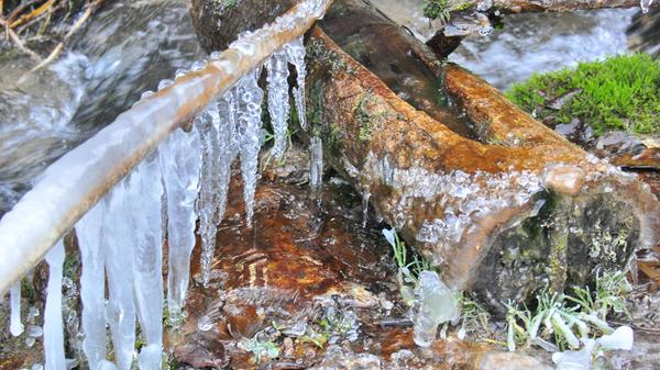 Wasser- und Eisspiele bei der Griesmühle.
