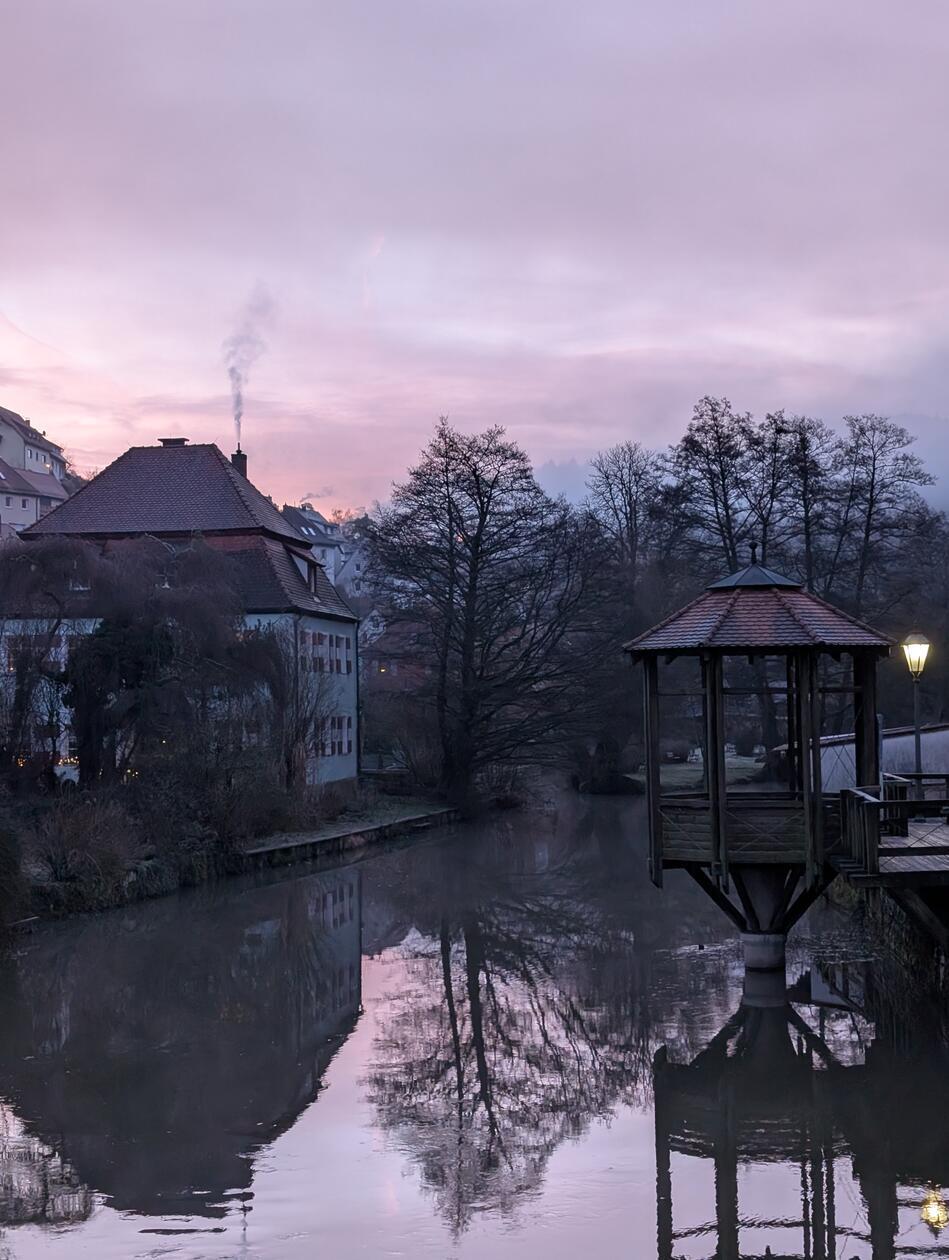 Von der Veldener Wasserbrücke aus fällt der Blick auf die Pegnitz, das Pfarrhaus, die Liebesinsel und den Pavillon.