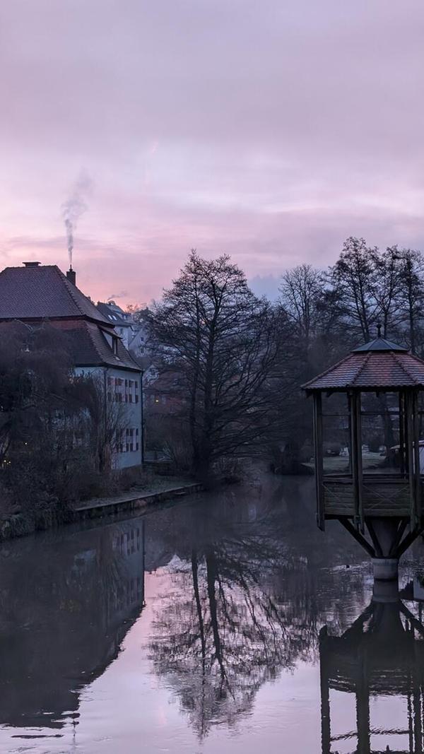 Von der Veldener Wasserbrücke aus fällt der Blick auf die Pegnitz, das Pfarrhaus, die Liebesinsel und den Pavillon.