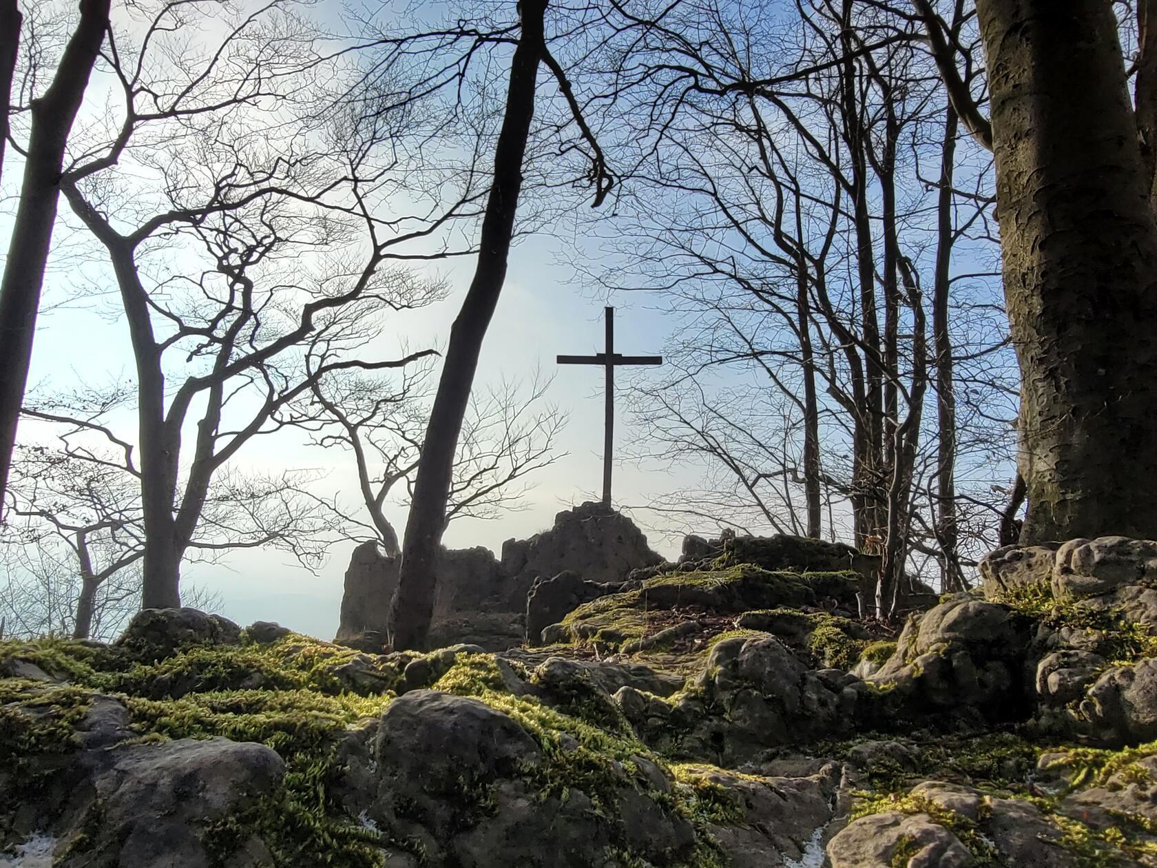 Blick auf das Gipfelkreuz am Glatzenstein.
