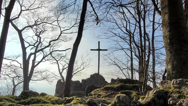 Blick auf das Gipfelkreuz am Glatzenstein.