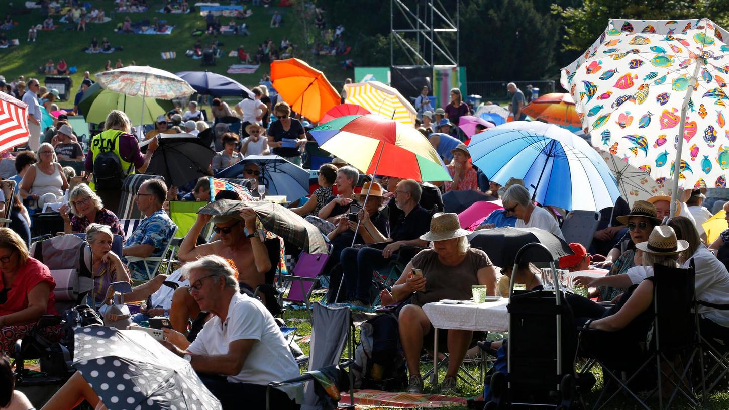 Seit 2000 lauschen jährlich rund 120.000 Menschen während des Klassik Open Air beim Picknick in der Parklandschaft des Luitpoldhains den beiden großen Orchestern Nürnbergs. Seit 2000 lauschen jährlich rund 120.000 Menschen während des Klassik Open Air beim Picknick in der Parklandschaft des Luitpoldhains den beiden großen Orchestern Nürnbergs.