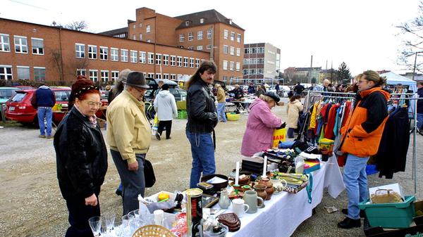 Auf dem Steinbühler Trödelmarkt können Schnäppchenjägerinnen und -Jäger auf die Suche nach Einzelstücken gehen. Die verschiedenen Stände des Flohmarktes in der Humboldtstraße 64, in Nürnberg, stehen am Samstag, 8. Februar, von 6 Uhr bis 15 Uhr zum Verkauf bereit.
