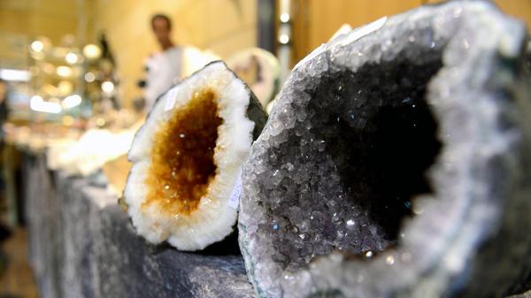 Am Wochenende stehen die Mineralientage in der Fürther Stadthalle an. Am Samstag, 8. Februar (10.30 Uhr bis 18 Uhr) und Sonntag, 9. Februar (10.30 Uhr bis 17 Uhr), können Besucherinnen und Beuscher Edelsteinschmuck, geschliffene Edelsteine, Silber- und Goldzwischenteile und Zubehör für die Schmuckherstellung, Mineralien, Geschenkartikel und Dekoartikel aus Edelsteinen sowie weitere Schmuckstücke begutachten und kaufen.