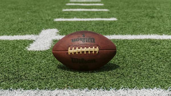 Am Sonntag, 9. Februar, findet der Super Bowl statt. Football-Begeisterte können in der Region gemeinsam mit Gleichgesinnten auf verschiedenen Events mitfiebern. Unter anderem gibt es ein Public Viewing im Löwensaal, im Glüxrausch in Erlangen, im Cinecitta‘, Cinemagnum, Cineplex, in der Café Bar Garage, im The Dartmoore Inn in Erlangen, im Milijöh in Neumarkt und im Our Place in Fürth.