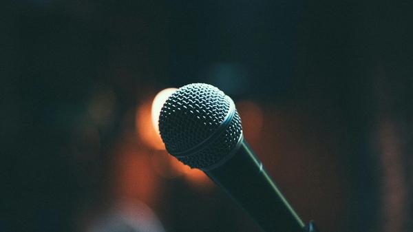 Poetry Slam ist nach wie vor ein beliebtes Unterhaltungsformat und findet am Sonntag, 9. Februar, im Erlanger E-Werk statt. Hier verfassen Künstlerinnen und Künstler Texte und tragen diese ab 20 Uhr vor. Tickets für die Veranstaltung gibt es für 12 Euro.