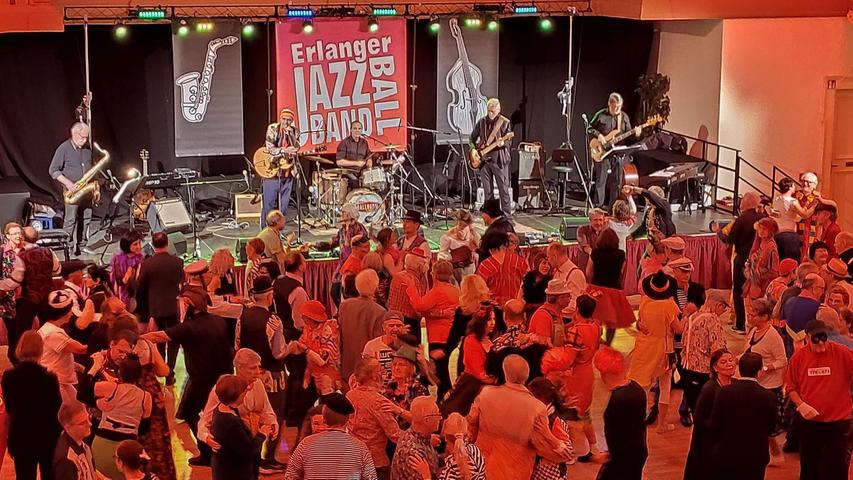 Beste Stimmung beim Jazz Band Ball: Im Jahr 2024 heizte die Formation Dr. Leyks Blues den Tanzwütigen ein. Beste Stimmung beim Jazz Band Ball: Im Jahr 2024 heizte die Formation Dr. Leyks Blues den Tanzwütigen ein.