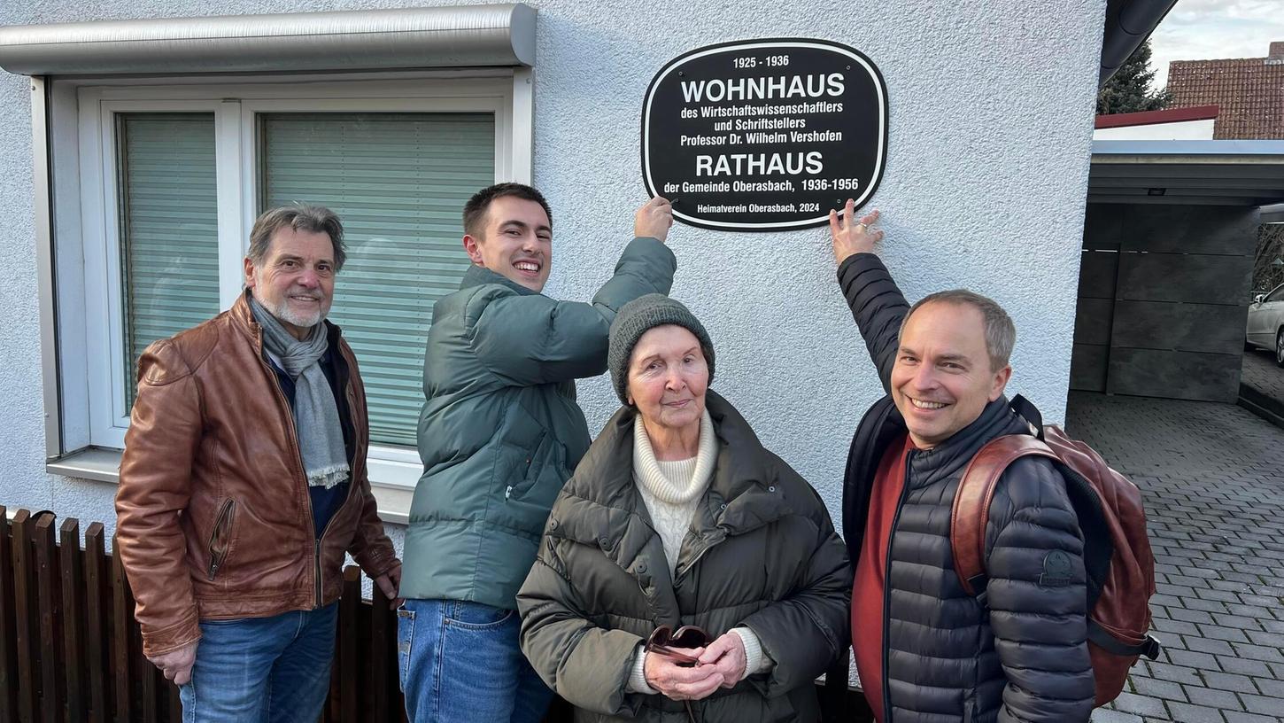 Der Zweite Bürgermeister Norbert Schikora, Simon Rötsch und Edith Klein (beide Heimatverein) sowie Markus Träger (v.l.) bei der Anbringung der neuen Erinnerungstafel. Der Zweite Bürgermeister Norbert Schikora, Simon Rötsch und Edith Klein (beide Heimatverein) sowie Markus Träger (v.l.) bei der Anbringung der neuen Erinnerungstafel.