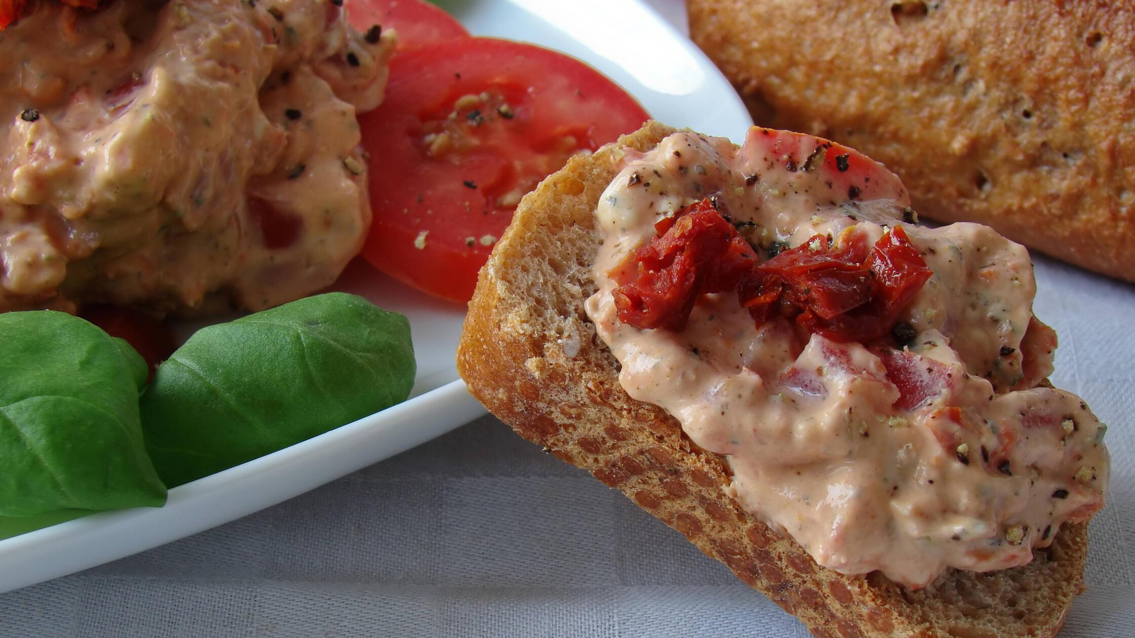 Leckerer Frischk&auml;se-Aufstrich mit Basilikum und Tomaten - da braucht es keinen Belag mehr
