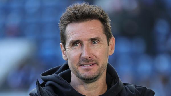 Zu Gast beim Tabellendritten: Miroslav Klose nimmt beim Auswärtsspiel in Magdeburg zwei Änderungen in der Startelf vor. Neuzugang Tim Drexler feiert sein Startelf-Debüt beim Club und ersetzt Finn Jeltsch in der Dreierkette. Außerdem darf Jens Castrop wieder spielen - für den Mittelfeldmann muss aber nicht etwa Rafael Lubach, sondern Stürmer Mahir Emreli weichen.