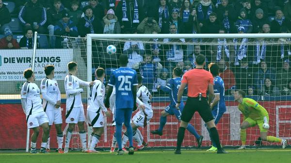 In der Folge reißt Magdeburg das Spiel zunehmend an sich, der Club verteidigt zwar engagiert, wird aber zunehmend passiv und schafft keine Entlastung. Aber: Magdeburg schafft es trotz des Ballbesitzes nicht zu vielen aussichtsreichen Chancen - Abhilfe schafft ein Standard: Innenverteidiger Marcus Mathisen hebt einen Freistoß mit viel Gefühl über die Mauer und erzielt damit den Ausgleich in der 27. Minute.