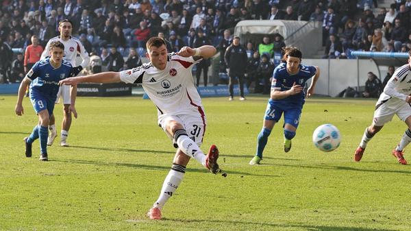 Der Club antwortet prompt - und zwar vom Punkt: Rafael Lubach legt sich den Ball hinter dem Standbein vorbei und wird dabei klar gefoult. Den folgenden Elfmeter verwertet Kapitän Robin Knoche souverän zur 2:1-Führung.