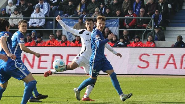 Als wären ein Traumtor und ein Elfmeter binnen drei Minuten nicht genug, trifft der Club nur weitere drei Zeigerumdrehungen später erneut. Beziehungsweise eigentlich trifft Magdeburg: Jens Castrop nimmt sich aus 16 Metern halblinker Position einen vermutlich relativ harmlosen Abschluss. Der Ball wird aber scharf, da erst ein Magdeburger den Schuss abfälscht und das Leder dann vom Knie des Abwehrmannes Jean Hugonet abprallt und ins lange Eck kullert. Viel Glück für den Club, der somit vor der Pause noch auf 3:1 erhöht.