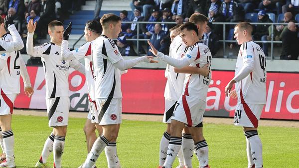 Die Nürnberger Pausenführung ist damit ein Ergebnis von maximaler Effizienz in Verbindung mit dem Glück, dass schlichtweg viele Szenen - sowohl vor dem eigenen als auch vor dem gegnerischen Tor - zugunsten der Gäste ausfallen. Denn: Magdeburg bestimmt in der ersten Hälfte das Spiel, schnürt den Club sogar mitunter ein - und zwar derart, dass sich Jan Reichert und Co. bereits nach 20 Minuten und beim Spielstand von 1:0 offenbar zu Zeitspiel gezwungen sahen.