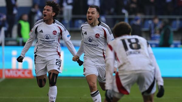 Erst in den letzten paar Minuten dieses spektakulären Spiels fängt sich der Club wieder und erarbeitet sich selbst auch noch Chancen. Alles scheint möglich: ein bitterer Nackenschlag von Magdeburg, die Rettung des Remis oder gar ein Nürnberger Lucky Punch. Letzteres ist der Fall: Julian Justvan zieht nach Hackenvorlage des eingewechselten Janis Antiste von rechts in die Mitte und zirkelt den Ball präzise ins lange Eck zum umjubelten 4:3-Endstand.