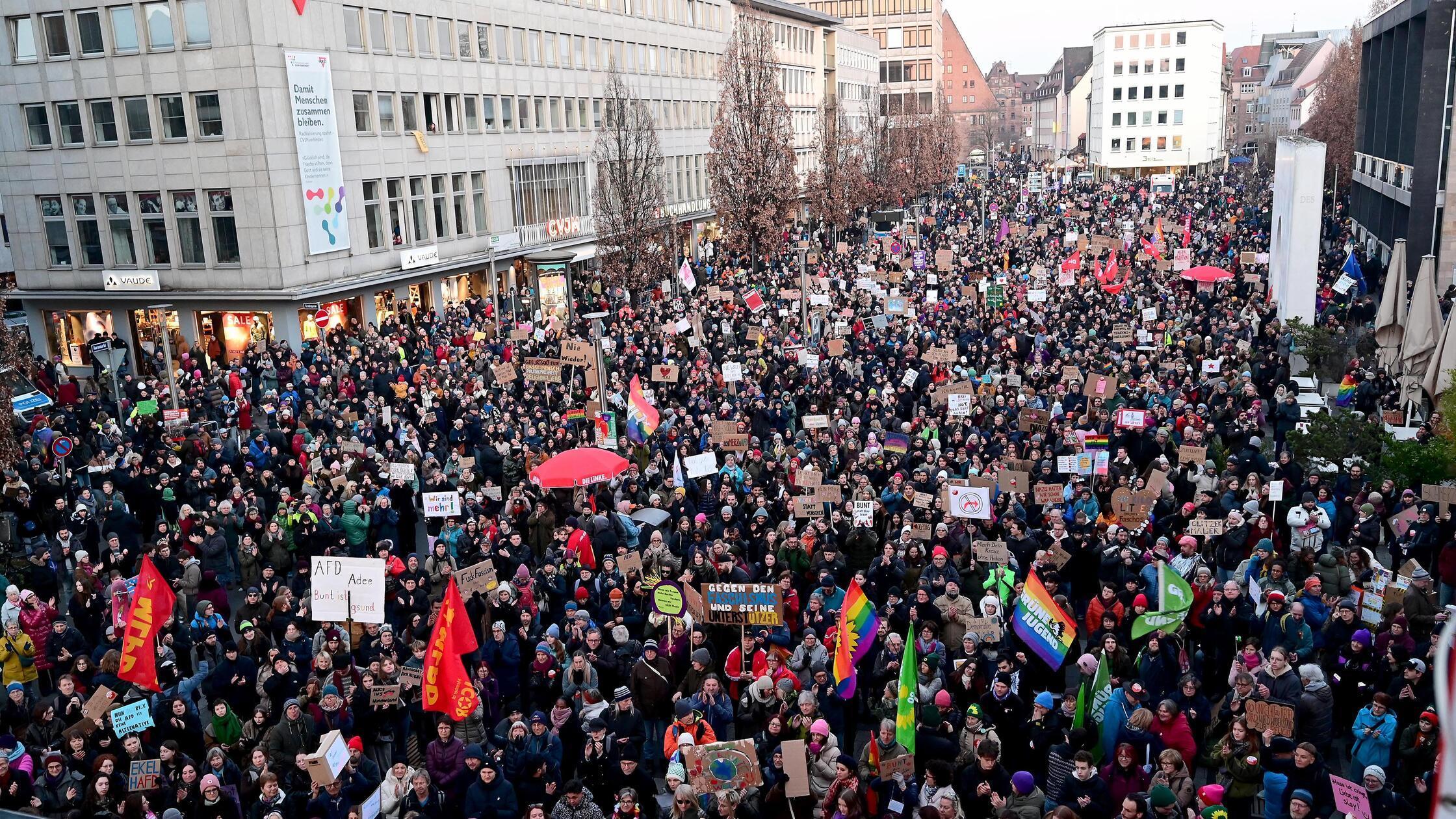 Am Rande der Großdemo: Faustschlag, Hitlergruß und „Sieg Heil“-Rufe