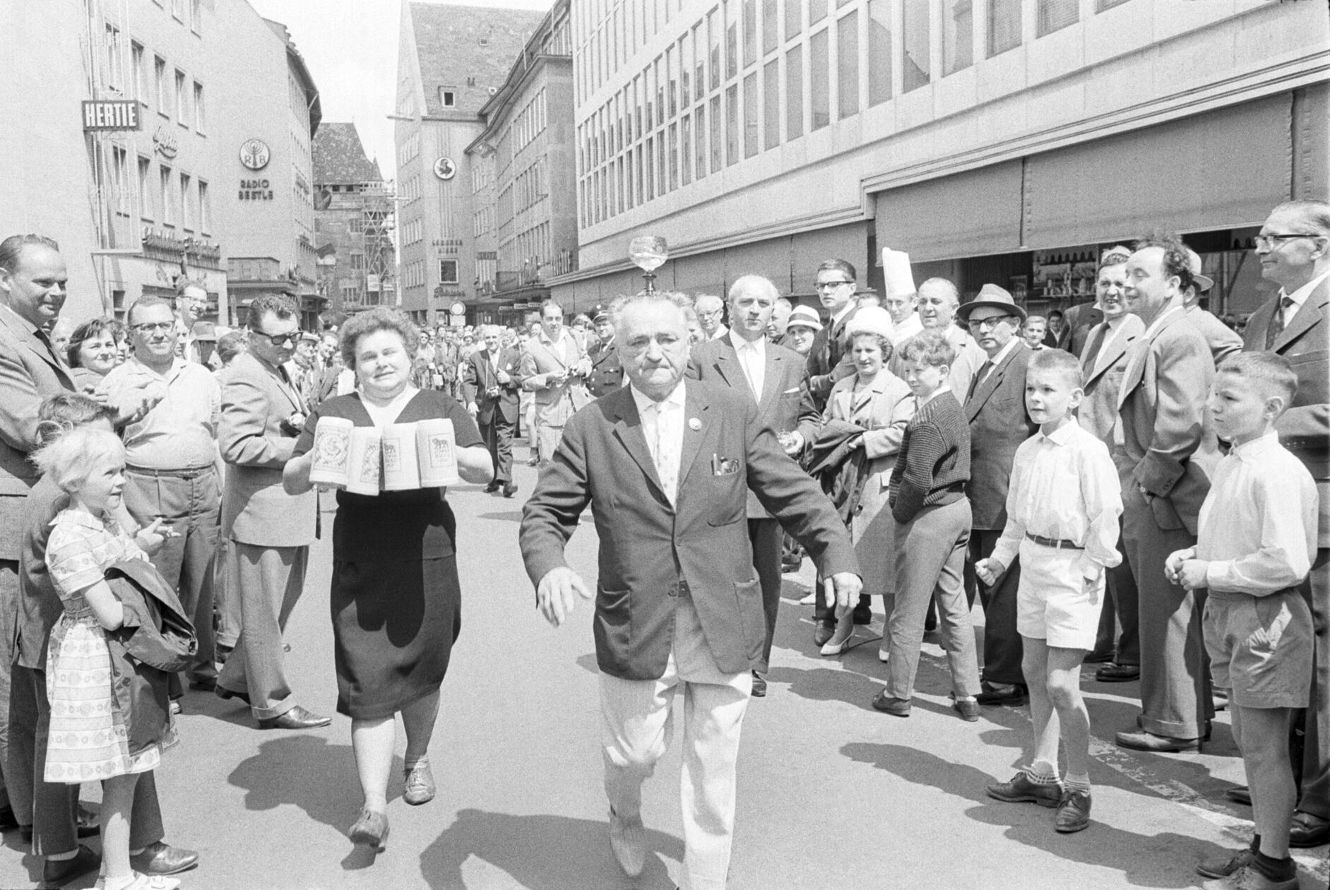 Einen Geschicklichkeitslauf der ungewöhnlichen Art konnten die Nürnberger im Jahr 1963 zum Jubiläum des SC „Hota 23 Nürnberg“, des damaligen Sportclubs des Hotel- und Gaststättengewerbes hautnah miterleben: Meister Andreas Meisenbach balancierte ein gefülltes Weinglas auf dem Kopf, während er eiligen Schrittes durch die Pfannenschmiedsgasse zur Ziellinie unterwegs war. Damit er nach dem schweißtreibenden Wettkampf seinen Flüssigkeitsverlust ausgleichen konnte, folgte ihm Oberkellnerin Hermine Zeilmann mit mehreren Maß Bier, die natürlich auch anderen Wettkampfteilnehmern zugutekamen.