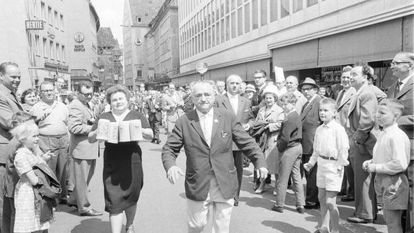 Einen Geschicklichkeitslauf der ungewöhnlichen Art konnten die Nürnberger im Jahr 1963 zum Jubiläum des SC „Hota 23 Nürnberg“, des damaligen Sportclubs des Hotel- und Gaststättengewerbes hautnah miterleben: Meister Andreas Meisenbach balancierte ein gefülltes Weinglas auf dem Kopf, während er eiligen Schrittes durch die Pfannenschmiedsgasse zur Ziellinie unterwegs war. Damit er nach dem schweißtreibenden Wettkampf seinen Flüssigkeitsverlust ausgleichen konnte, folgte ihm Oberkellnerin Hermine Zeilmann mit mehreren Maß Bier, die natürlich auch anderen Wettkampfteilnehmern zugutekamen.