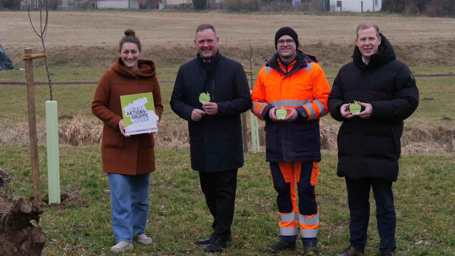 Zum zehnjährigen Bestehen des Leader-Vereins wurden sechs Obstbäume im Totholzgarten in Stein gepflanzt. Mit dabei waren (v.l.) LAG-Managerin Alida Lieb, Landrat Bernd Obst, Calvin Keppner von der Stadtgärtnerei Stein und Kai Tusak von der Sparkasse Fürth. Zum zehnjährigen Bestehen des Leader-Vereins wurden sechs Obstbäume im Totholzgarten in Stein gepflanzt. Mit dabei waren (v.l.) LAG-Managerin Alida Lieb, Landrat Bernd Obst, Calvin Keppner von der Stadtgärtnerei Stein und Kai Tusak von der Sparkasse Fürth.