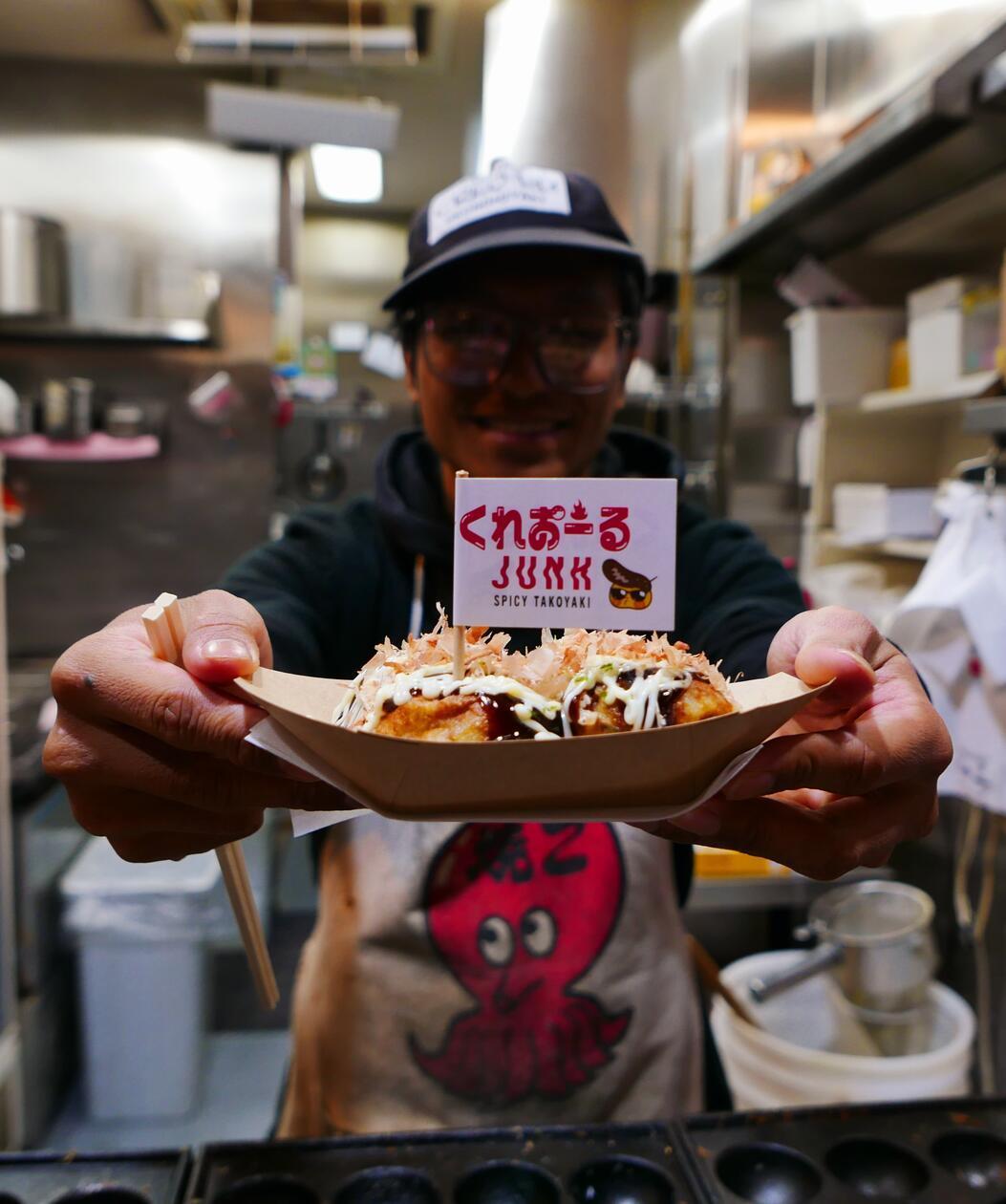 Eine Spezialität in Osaka ist dieses scharfe Takoyaki.