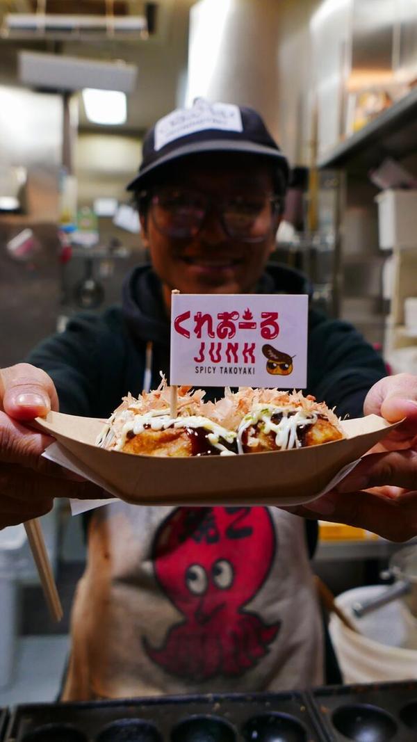 Eine Spezialität in Osaka ist dieses scharfe Takoyaki.