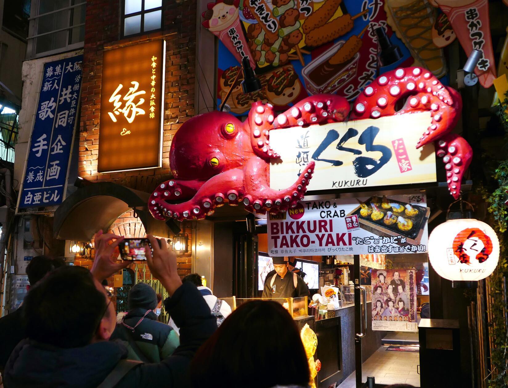 Hier servieren sie das Gericht auch, es besteht aus Tintenfisch und Ei.