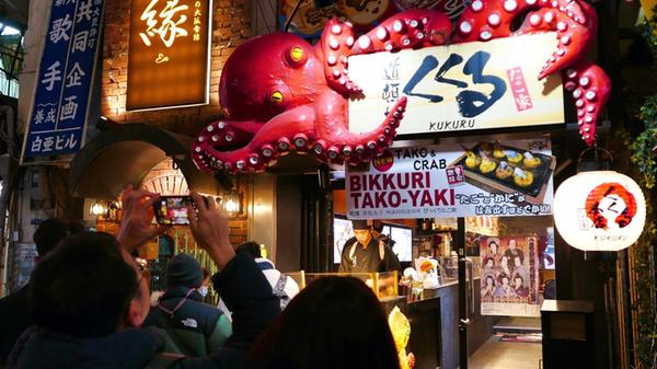 Hier servieren sie das Gericht auch, es besteht aus Tintenfisch und Ei.