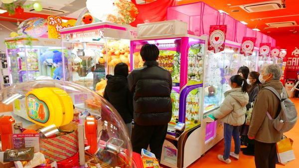 Die Japaner lieben es grellbunt - hier ein Laden voller Spiele und Spielzeug.