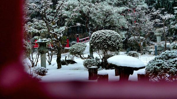 Vor unserem Quartier im Kloster von Kōyasan liegt ein schöner Zen-Garten. Plötzlich schneit es und alles ist weiß überzuckert.