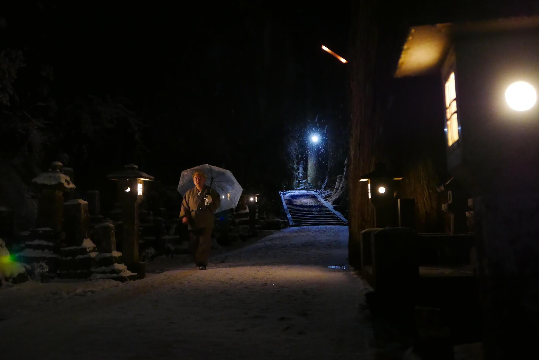 Nächtlicher Spaziergang im Schnee in Koyasan.