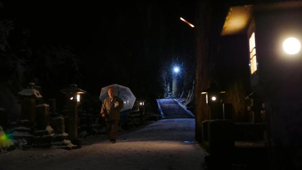 Nächtlicher Spaziergang im Schnee in Koyasan.
